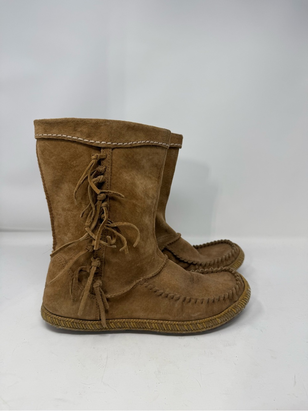 EUC UGG Brown Suede Fringe Moccasin Boots Sz 8 (WHRYAS)